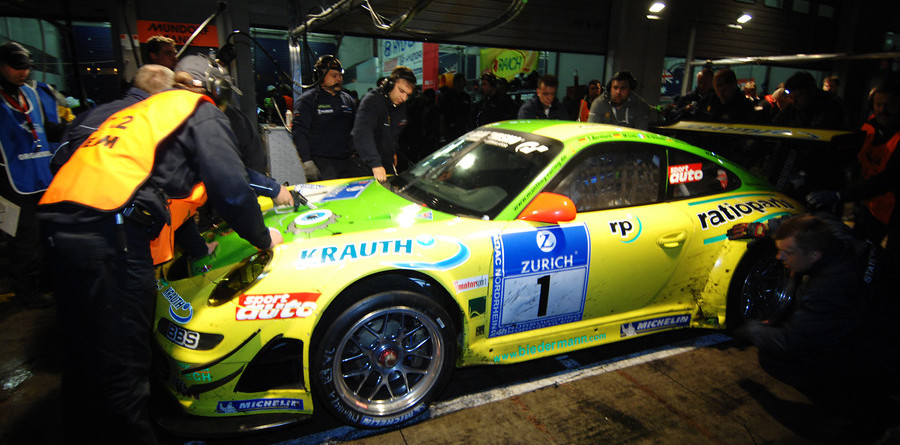Porsches dominate Nurburgring with 12 hours to go Porsches dominate Nurburgring with 12 hours to go