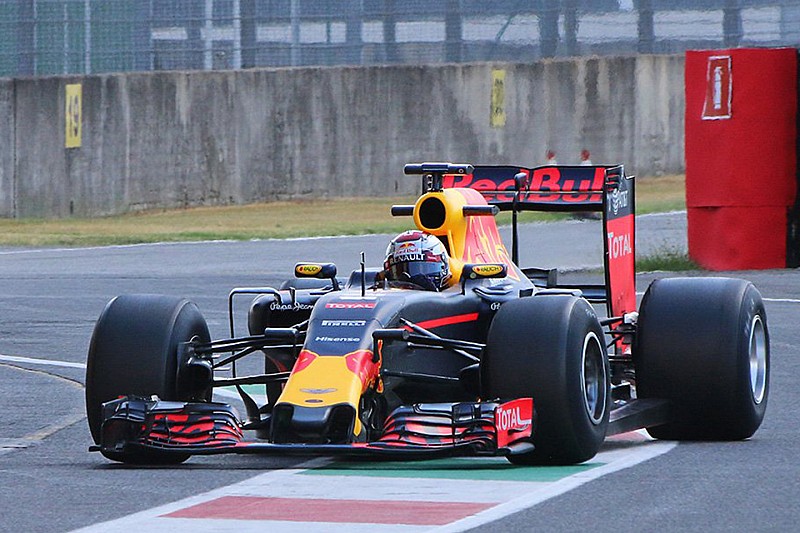 f1-red-bull-racing-mugello-pirelli-testing-2016-sebastien-buemi-red-bull-racing-testing-th.jpg