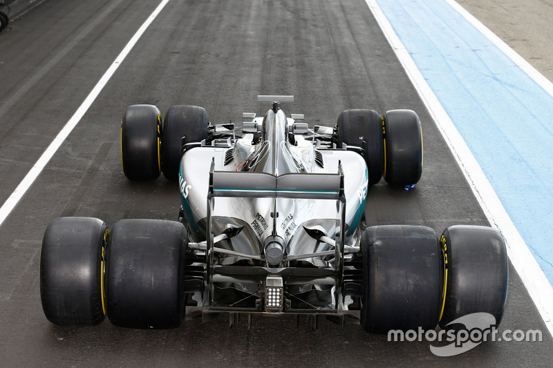 f1-pirelli-testing-september-2016-mercedes-amg-f1-w07-hybrid-with-2017-and-2016-pirelli-ty.jpg