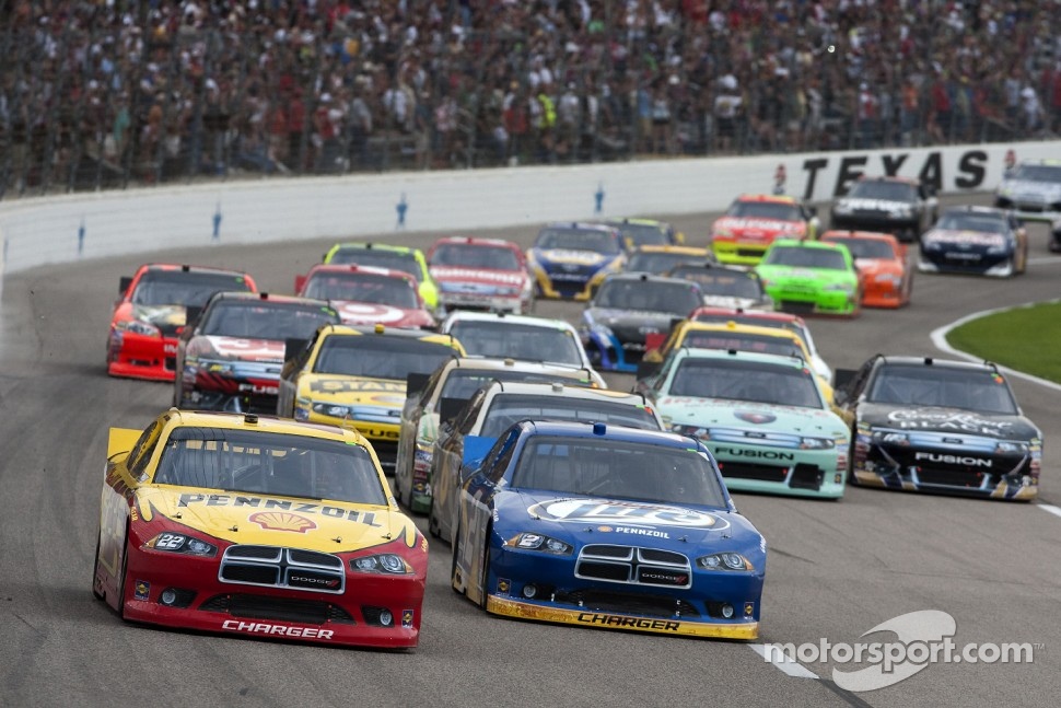 Restart: Kurt Busch, Penske Racing Dodge leads the field