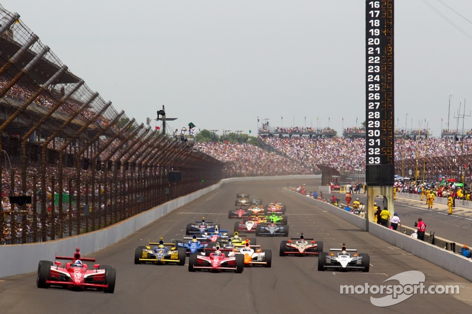 Restart: Dario Franchitti, Target Chip Ganassi Racing leads the field