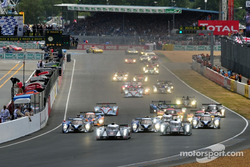 Start: #2 Audi Sport Team Joest Audi R18 TDI: Marcel Fässler, Andre Lotterer, Benoit Tréluyer leads