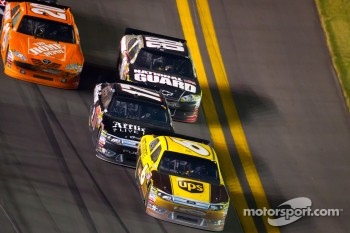 David Ragan, Roush Fenway Racing Ford leads Matt Kenseth, Roush Fenway Racing Ford, Dale Earnhardt Jr., Hendrick Motorsports Chevrolet and Joey Logano, Joe Gibbs Racing Toyota with one lap to go