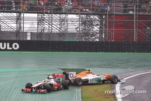 Nico Hulkenberg, Sahara Force India F1 and Lewis Hamilton, McLaren crash battling for the lead of the race