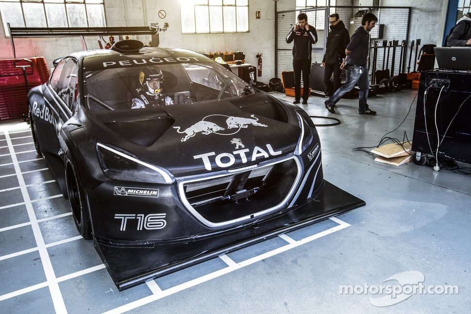 Sébastien Loeb tests the Peugeot 208 T16