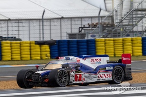Trouble for the #7 Toyota Racing Toyota TS030 Hybrid: Alexander Wurz, Nicolas Lapierre, Kazuki Nakajima