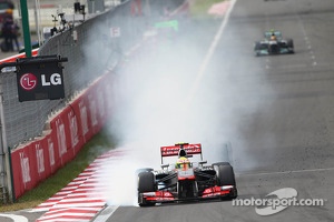 Sergio Perez, McLaren MP4-28 locks up at turn 1