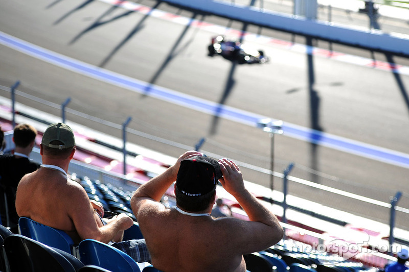 http://cdn-0.motorsport.com/static/img/mgl/1700000/1770000/1773000/1773000/1773070/s8/f1-russian-gp-2014-a-fan-watches-the-action.jpg