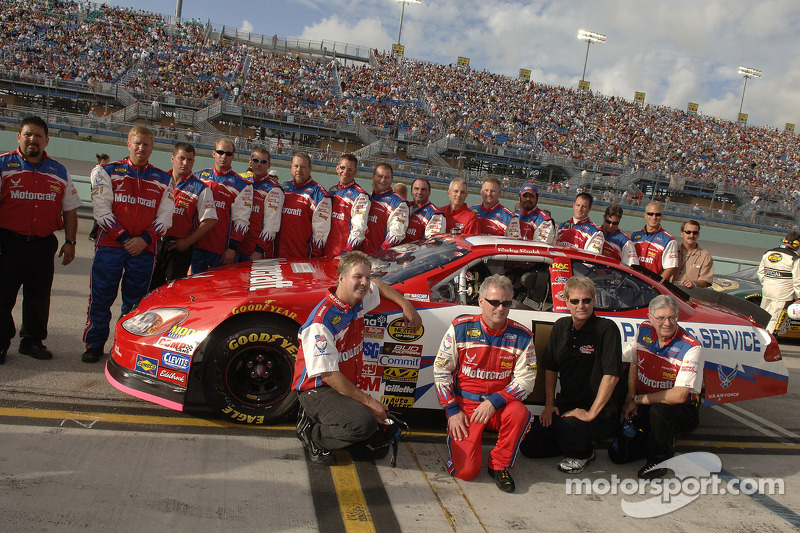 nascar-cup-homestead-2005-ricky-rudd-poses-with-the-wood-brothers-and-his-crew-prior-to-th.jpg