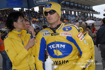 Colin Edwards on the starting grid