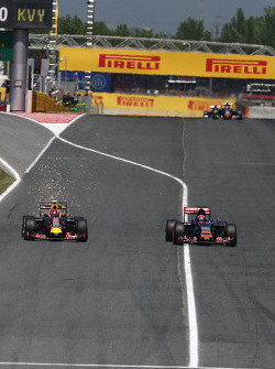 Daniil Kvyat, Red Bull Racing RB11 and Max Verstappen, Scuderia Toro Rosso STR10 battle for position