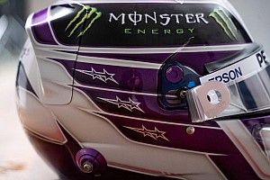 Hamilton no teme a las supersticiones y usa morado en su casco