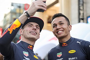 VIDEO: Verstappen y Albon abren los regalos de Papá Noel