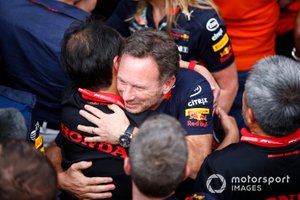Toyoharu Tanabe, Director Técnico de F1, Honda, y Christian Horner, Director de Equipo, Red Bull Racing, celebran en Parc Ferme
