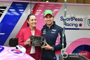 Sergio Pérez, Racing Point y Claudia Sheinbaum, Alcaldesa de la Ciudad de México en el garaje de Racing Point