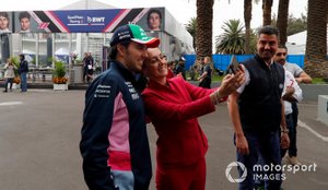 Sergio Pérez, Racing Point y Claudia Sheinbaum, Alcaldesa de la Ciudad de México en el garaje de Racing Point.
