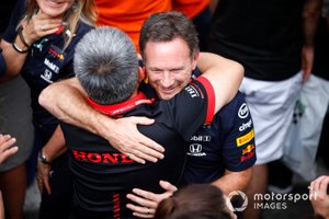 Masashi Yamamoto, Director General de Honda Motorsport, y Christian Horner, Director del equipo Red Bull Racing, celebran en Parc Ferme