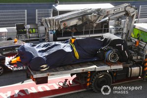 El monoplaza de Max Verstappen Red Bull Racing RB16 es devuelto a los boxes en la parte trasera de una grúa