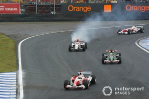 Jarno Trulli, Toyota TF104, Christian Klien, Jaguar R5, Ricardo Zonta, Toyota TF104 y Jenson Button, BAR Honda 006 mientras el motor explota