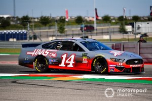 Kevin Magnussen, Haas F1 Team, y Romain Grosjean, Haas F1 Team, se turnan para pilotar en una NASCAR con Tony Stewart
