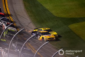Clint Bowyer, Stewart-Haas Racing, Ford Mustang, Michael McDowell, Front Row Motorsports, Ford Mustang, crash