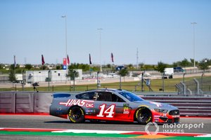 Kevin Magnussen, Haas F1 Team, y Romain Grosjean, Haas F1 Team, se turnan para pilotar en una NASCAR con Tony Stewart