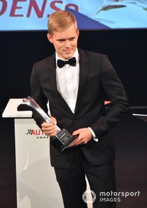 Ott Tanak recibe el premio al Piloto de Rally del Año