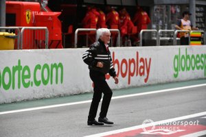 Bernie Ecclestone, presidente de Emiritus de Fórmula 1, cruza el pit lane