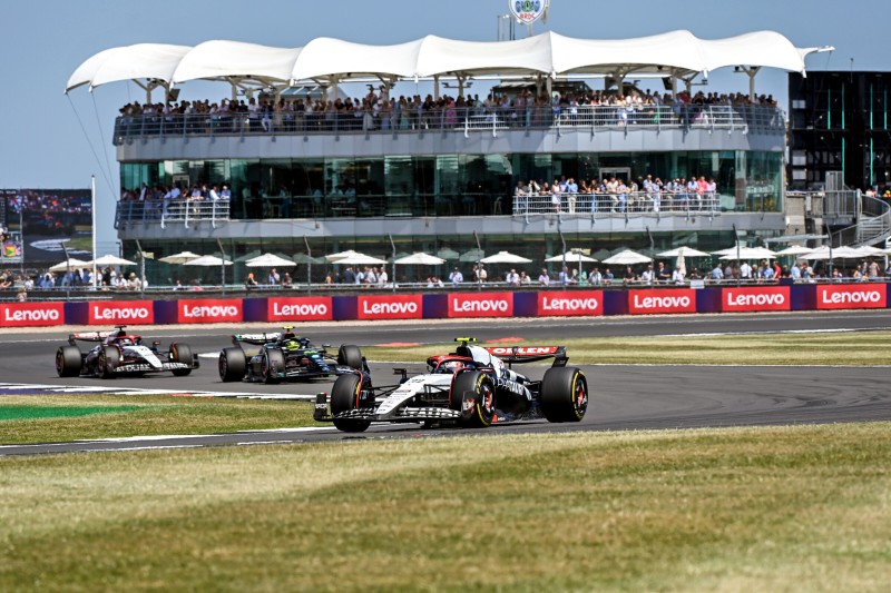 Yuki Tsunoda Lewis Hamilton Nyck de Vries AlphaTauri AlphaTauri F1Mercedes Mercedes F1 ~Yuki Tsunoda (AlphaTauri), Lewis Hamilton (Mercedes) und Nyck de Vries (AlphaTauri) ~ 