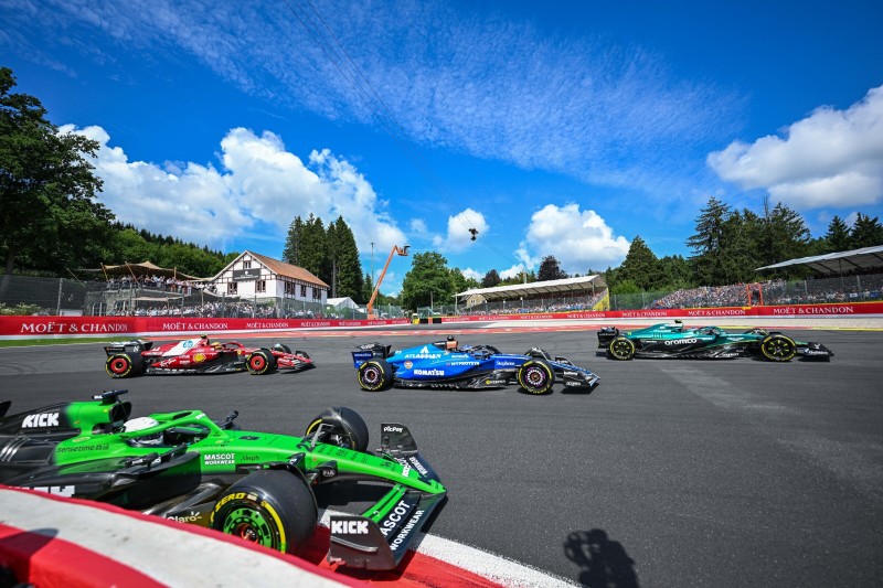 Alexander Albon Fernando Alonso Lewis Hamilton Ferrari Ferrari F1Sauber Sauber F1Williams Williams F1 ~Alexander Albon (Williams), Fernando Alonso (Aston Martin) und Lewis Hamilton (Ferrari) ~ 