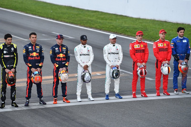 Esteban Ocon Alexander Albon Max Verstappen Lewis Hamilton Valtteri Bottas Charles Leclerc Sebastian Vettel Carlos Sainz Ferrari Ferrari F1Renault Renault F1Red Bull Red Bull F1Mercedes Mercedes F1McLaren McLaren F1 ~Esteban Ocon (Renault), Alexander Albon (Red Bull), Max Verstappen (Red Bull), Lewis Hamilton (Mercedes), Valtteri Bottas (Mercedes), Charles Leclerc (Ferrari), Sebastian Vettel (Ferrari) und Carlos Sainz (McLaren) ~