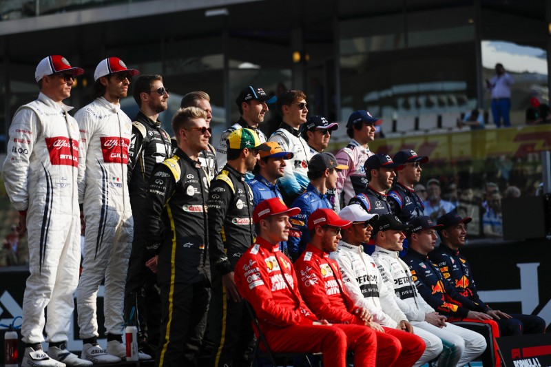 Kimi Räikkönen Antonio Giovinazzi Romain Grosjean Kevin Magnussen Robert Kubica George Russell Sergio Perez Lance Stroll Nico Hülkenberg Daniel Ricciardo Carlos Sainz Lando Norris Pierre Gasly Daniil Kwjat Charles Leclerc Sebastian Vettel Lewis Hamilton Valtteri Bottas Max Verstappen Alexander Albon Ferrari Scuderia Ferrari F1Williams ROKiT Williams Racing F1Renault Renault F1 Team F1McLaren McLaren F1 Team F1Toro Rosso Red Bull Toro Rosso Honda F1Mercedes Mercedes-AMG Petronas Motorsport F1Red Bull Aston Martin Red Bull Racing F1 ~Kimi Räikkönen (Alfa Romeo), Antonio Giovinazzi (Alfa Romeo), Romain Grosjean (Haas), Kevin Magnussen (Haas), Robert Kubica (Williams), George Russell (Williams), Sergio Perez (Racing Point), Lance Stroll (Racing Point), Nico Hülkenberg (Renault), Daniel Ricciardo (Renault), Carlos Sainz (McLaren), Lando Norris (McLaren), Pierre Gasly (Toro Rosso), Daniil Kwjat (Toro Rosso), Charles Leclerc (Ferrari), Sebastian Vettel (Ferrari), Lewis Hamilton (Mercedes), Valtteri Bottas (Mercedes), Max Verstappen (Red Bull) und Alexander Albon (Red Bull) ~
