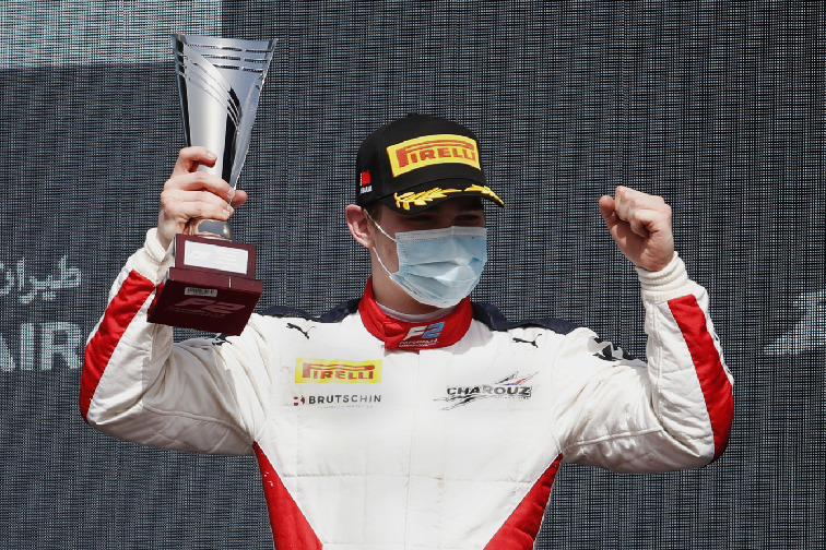 David Beckmann bejubelt Platz drei im ersten Sprintrennen der Formel 2 2021 in Bahrain