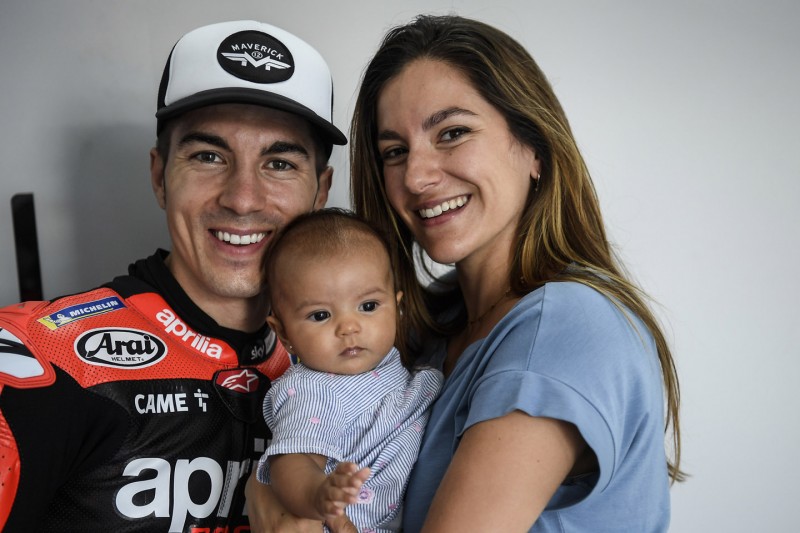 Maverick Vinales mit Ehefrau Raquel und Tochter Nina