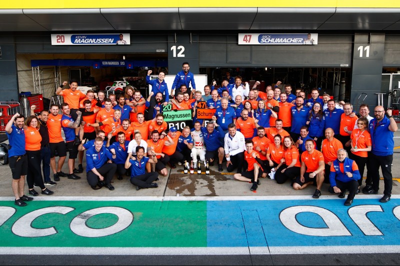 Teamfoto mit Mick Schumacher und Kevin Magnussen nach dem Formel-1-Rennen in Silverstone 2022