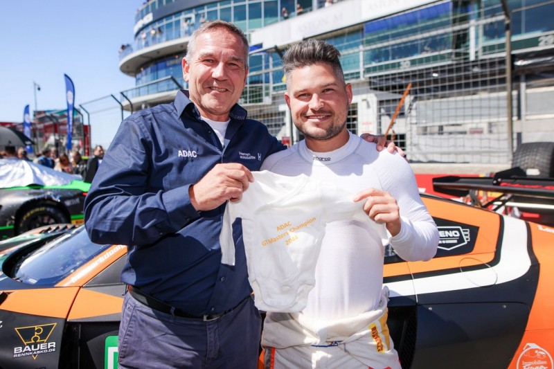 ADAC-Motorsportchef Thomas Voss überreichte Christopher Mies am Sonntag einen Strampler
