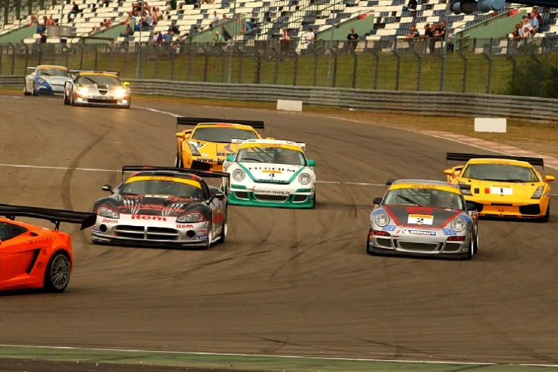 Schon beim allerersten Rennen des ADAC GT Masters war Seyffarth Motorsport (Porsche #2) dabei