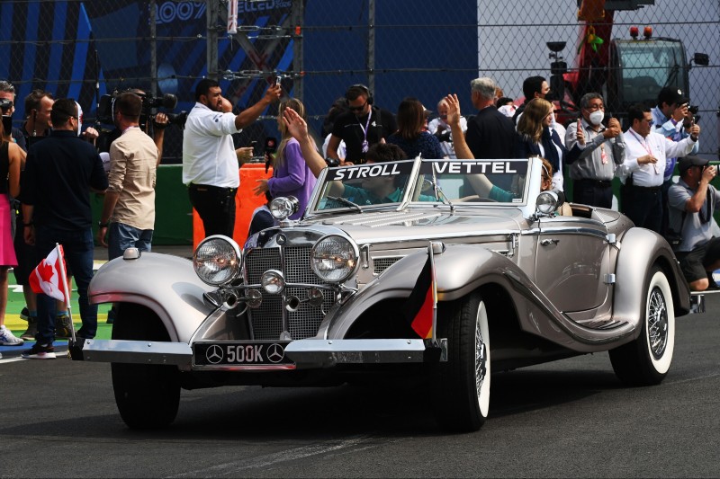 Sebastian Vettel warf vor der Fahrerparade kurzerhand den Chauffeur aus dem Mercedes-Benz 500K