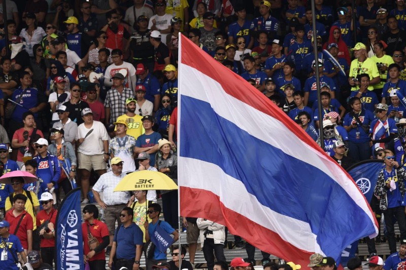 Fans mit Flagge von Thailand