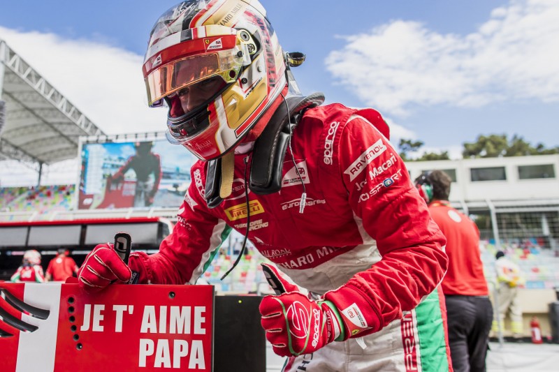 Baku 2017: Charles Leclerc in der Formel 2 mit Gruß an seinen verstorbenen Vater Herve