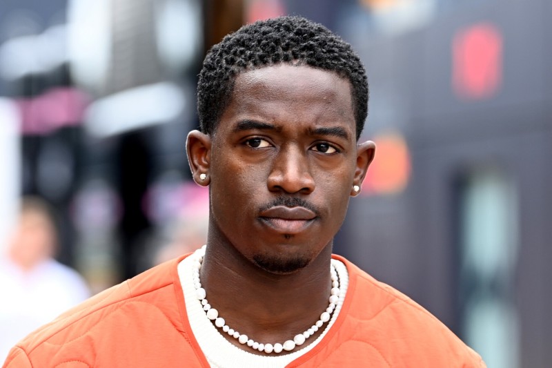 Der Schauspieler Damson Idris bei Dreharbeiten zum neuen Formel-1-Film in Silverstone 2023