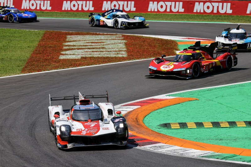 Der Toyota #7 und Ferrari sind in der Verfolgerrolle
