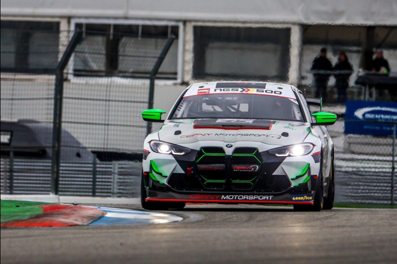 Glock und Scheider fahren den BMW M4 GT4 von Cerny