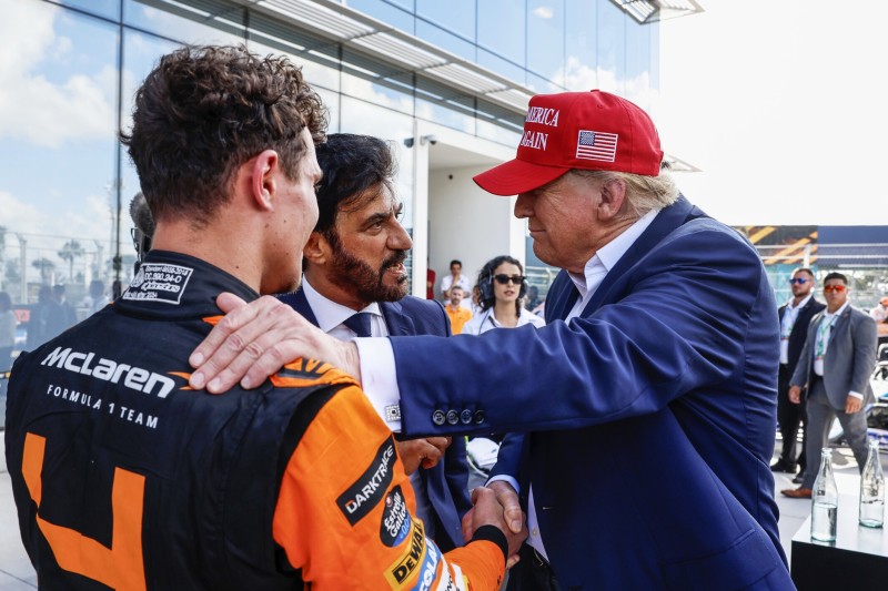 Trump mit Sieger Norris - im Hintergrund: Die netten Herren vom Secret Service