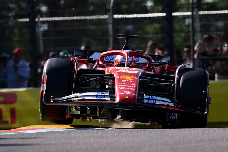 Die hohen Randsteine machen Ferrari in Imola zu schaffen
