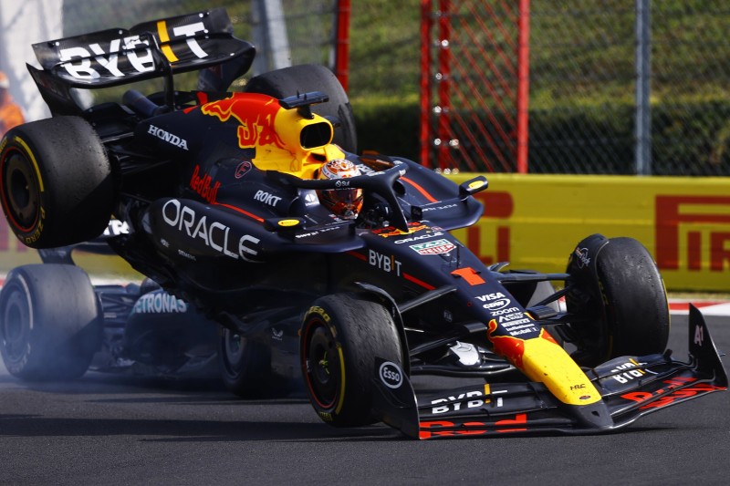 Flugeinlage: Max Verstappen trifft mal wieder auf Rivale Lewis Hamilton