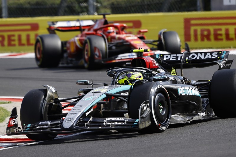 Lewis Hamilton im Mercedes vor Charles Leclerc im Ferrari