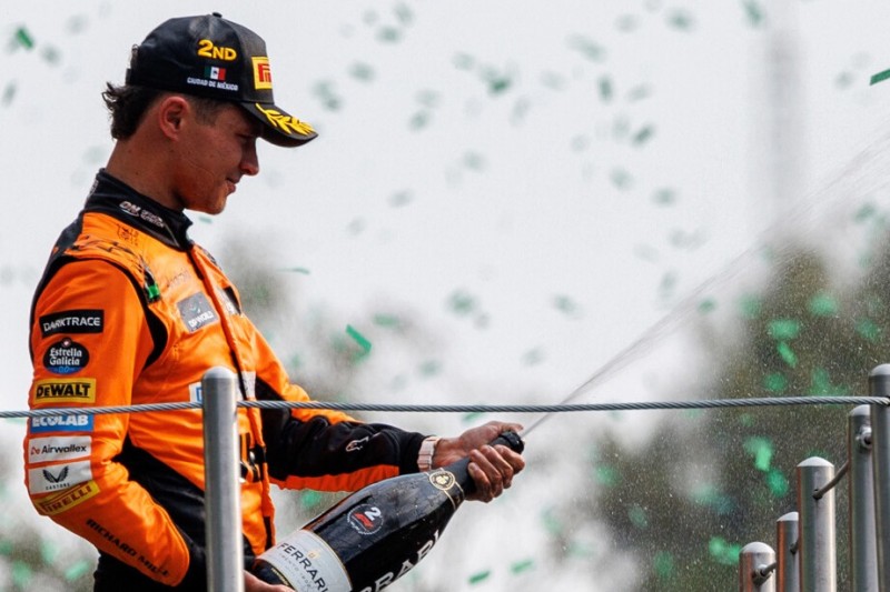 Lando Norris feiert auf dem Podium in Mexiko seinen zweiten Platz im Rennen