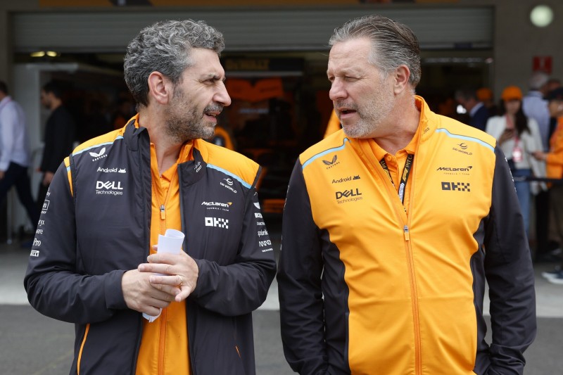 McLaren-Teamchef Andrea Stella im Gespräch mit McLaren-Boss Zak Brown