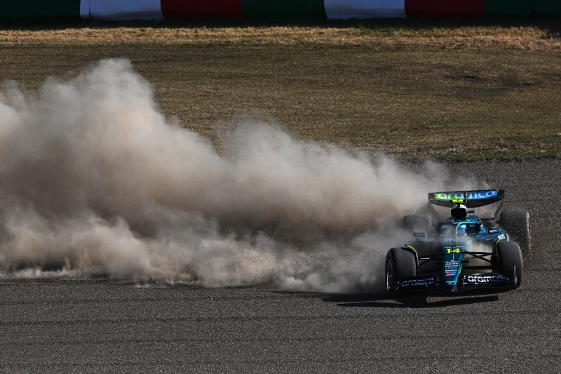 Fernando Alonso fliegt ab im Aston Martin AMR25 im Training in Suzuka 2025
